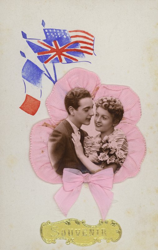 Karta pamiątkowa przedstawiająca flagi francuskie, angielskie i amerykańskie autorstwa French Photographer