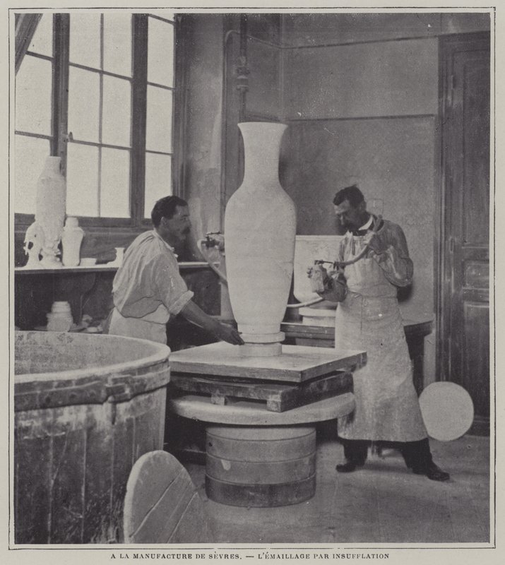 Emaliowanie natryskowe wazonu w fabryce porcelany Sevres we Francji (zdjęcie czarno-białe) autorstwa French Photographer