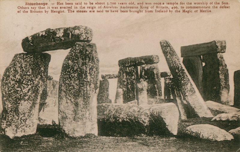 Stonehenge – kamienny krąg z epoki brązu mówi, w folklorze, że został wzniesiony za panowania Aureliusza Ambrosiusa, 490, dla upamiętnienia klęski Brytanii przez Hengist. Mówi się, że kamienie były autorstwa French Photographer