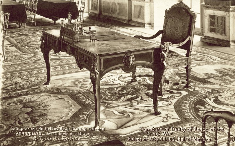 Stół w Sali Lustrzanej w Pałacu Wersalskim, na którym podpisano Traktat Wersalski (zdjęcie czarno-białe) autorstwa French Photographer