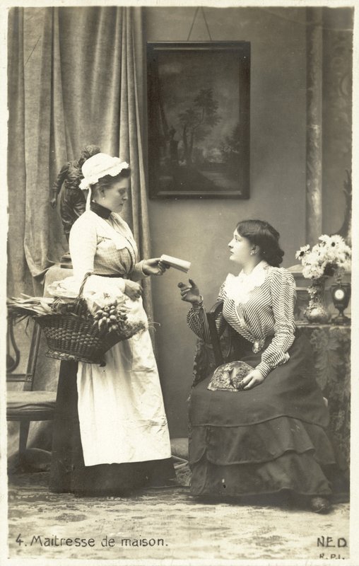 Pani domu udziela poleceń pokojówce (zdjęcie czarno-białe) autorstwa French Photographer