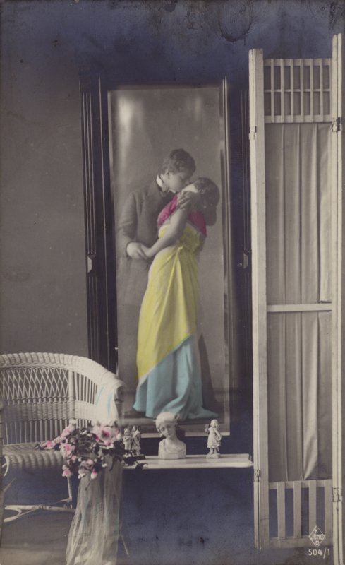 Odbicie w lustrze całującej się młodej pary (zdjęcie barwione) autorstwa French Photographer