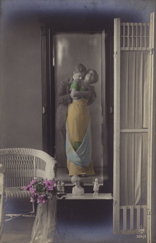 Odbicie w lustrze całującej się młodej pary (zdjęcie barwione) autorstwa French Photographer