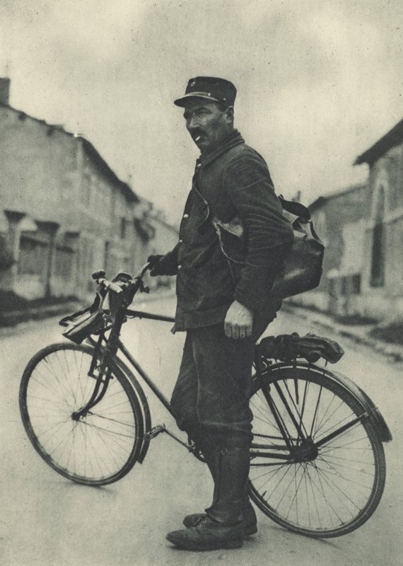 Ten francuski listonosz uważa, że jego rower jest bardzo przydatny autorstwa French Photographer