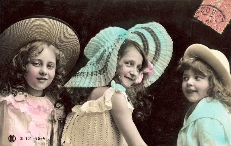 Trzy młode dziewczyny w kapeluszach, uśmiechnięte autorstwa French Photographer