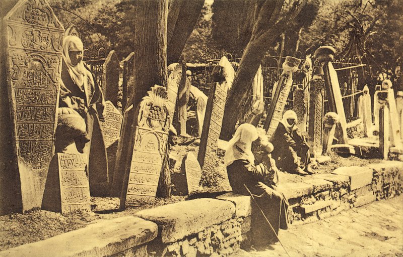Cmentarz Turecki w Stambule (zdjęcie czarno-białe) autorstwa French Photographer