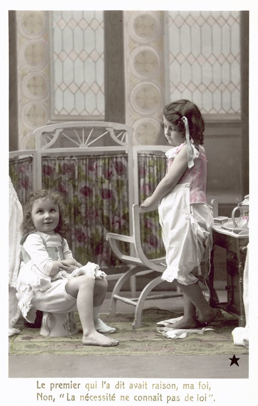 Dwie dziewczynki w przedszkolu, jedna siedzi na nocniku (zdjęcie czarno-białe) autorstwa French Photographer