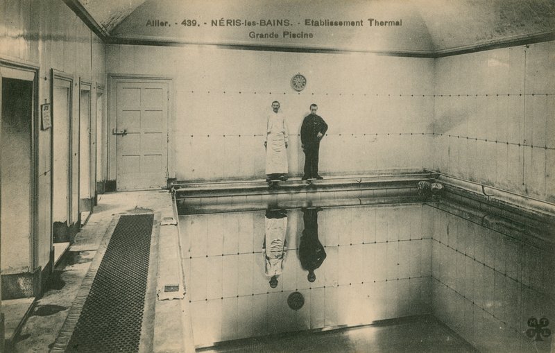 Dwóch mężczyzn stojących w łaźniach termalnych w Neris les Bains we Francji. Pocztówka wysłana w 1913 roku. autorstwa French Photographer