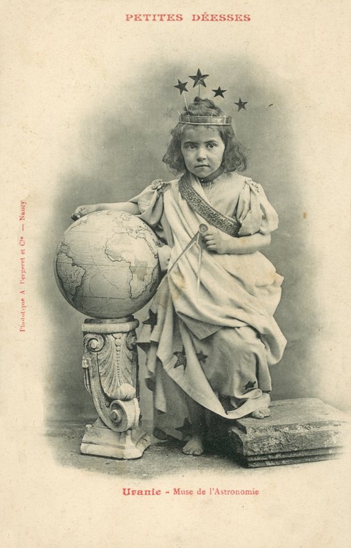 Uranie, muza astronomii (zdjęcie czarno-białe) autorstwa French Photographer