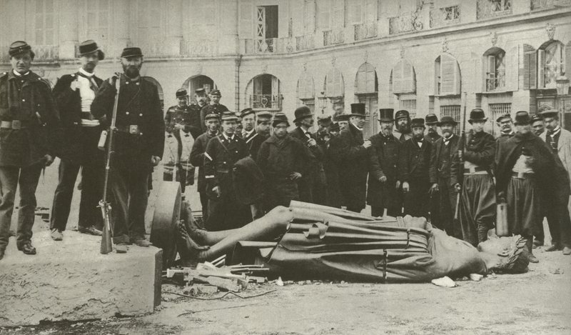 Kolumna Vendome, po rozebraniu 16 maja 1871 (zdjęcie czarno-białe) autorstwa French Photographer