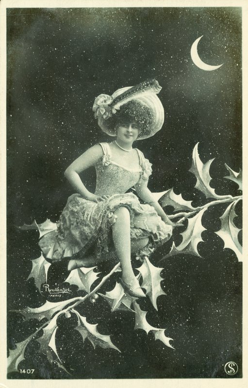 Kobieta siedząca na gałęzi ostrokrzewu (zdjęcie czarno-białe) autorstwa French Photographer