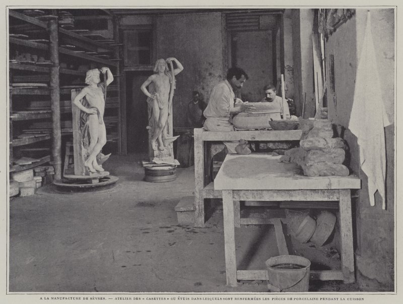 Warsztat wytwarzania pojemników na elementy porcelany, które mają być przechowywane podczas wypalania w fabryce porcelany Sevres we Francji (zdjęcie czarno-białe) autorstwa French Photographer