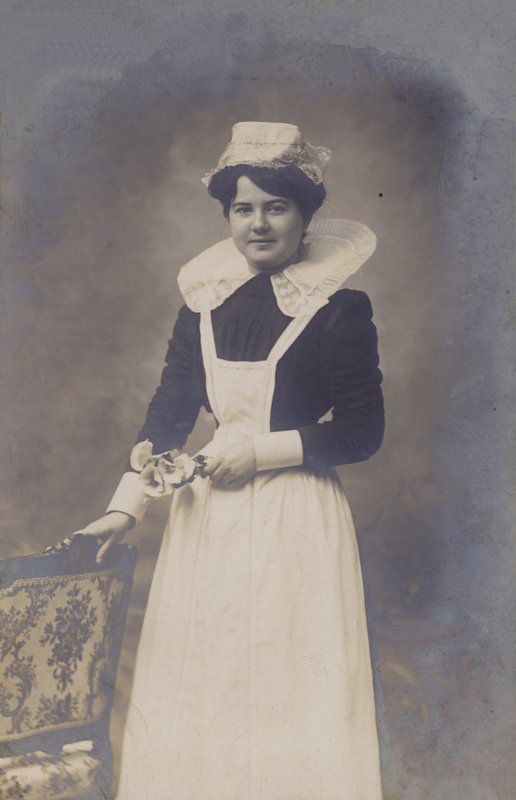 Młoda dziewczyna, pokojówka (?), trzymająca mały bukiet kwiatów autorstwa French Photographer