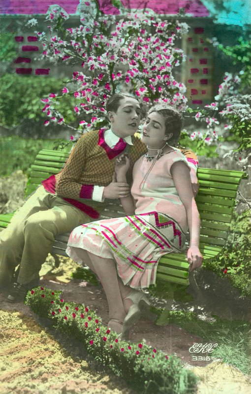 Młody człowiek, zaraz pocałuje dziewczynę autorstwa French Photographer