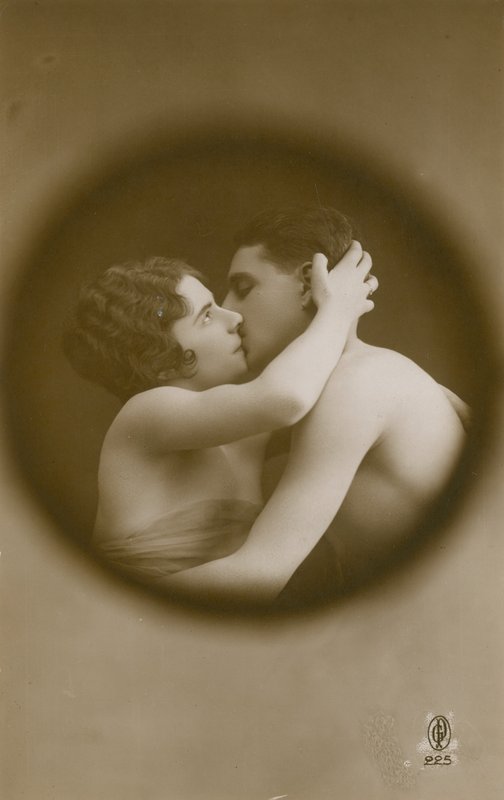 Całujący się młody mężczyzna i kobieta widziani przez wizjer. Pocztówka wysłana w 1913 roku. autorstwa French Photographer