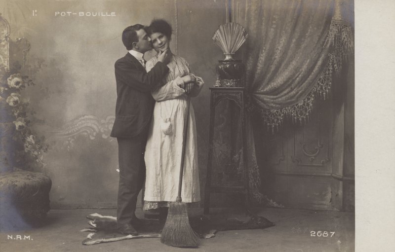Młody mężczyzna całuje pokojówkę autorstwa French Photographer