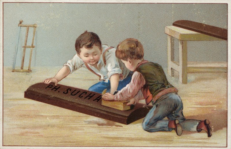 Dzieci konstruujące dużą drewnianą tabliczkę czekolady reklamującą Suchard Chocolate autorstwa French School