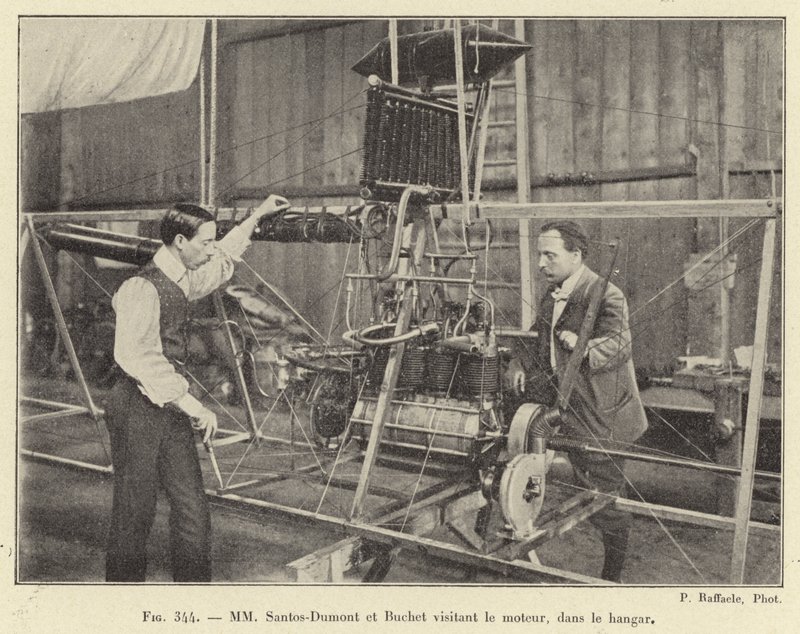 MM Santos-Dumont i Buchet zwiedzający lokomotywę, w hangarze (grawerowanie) autorstwa French School