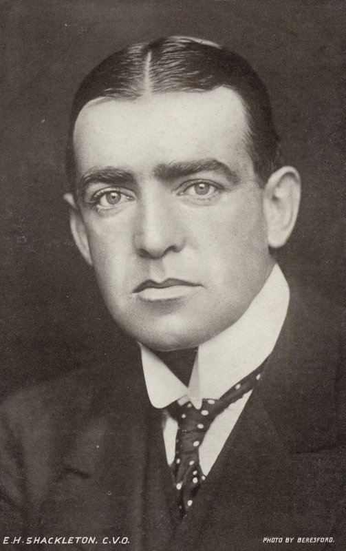 Ernest Shackleton (1874-1922), brytyjski odkrywca Antaktyki (zdjęcie czarno-białe) autorstwa George Charles Beresford
