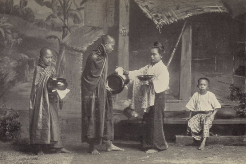 Birma: Pongyi ze swoją żebraczą miską (zdjęcie czarno-białe) autorstwa Georges Bertin Scott