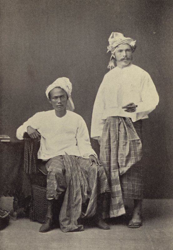 Birma: autor w birmańskim stroju (1878) z towarzyszem futbolu (zdjęcie czarno-białe) autorstwa Georges Bertin Scott