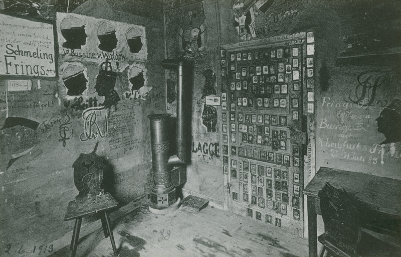 Pokój ze ścianami pokrytymi graffiti nawiązującymi do ważnych współczesnych postaci, takich jak Bussche i Waldow. Pocztówka wysłana w 1913 roku. autorstwa German Photographer