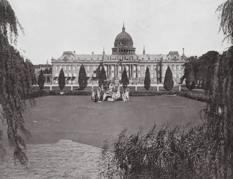 Poczdam, pałac miejski i fontanna Neptuna (zdjęcie czarno-białe) autorstwa German Photographer
