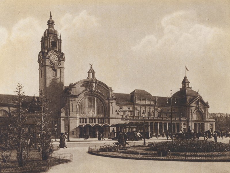 Wiesbaden, dworzec główny (zdjęcie czarno-białe) autorstwa German Photographer