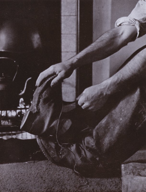 Buty zdejmowane (zdjęcie czarno-białe) autorstwa Harold Burdekin