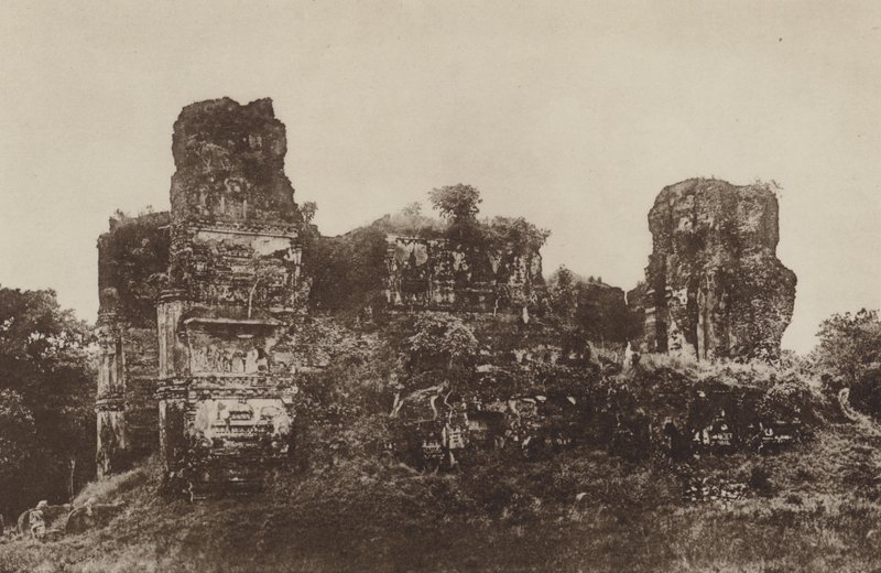 Zrujnowane miasta Cejlonu: Jetawanarama, z północy (zdjęcie czarno-białe) autorstwa Henry W. Cave