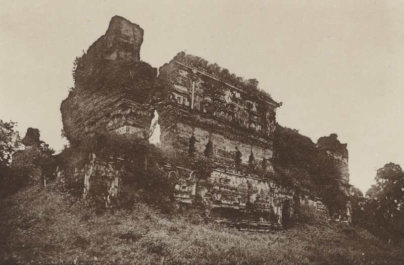 Zrujnowane miasta Cejlonu: Jetawanarama, od południowego zachodu (zdjęcie czarno-białe) autorstwa Henry W. Cave