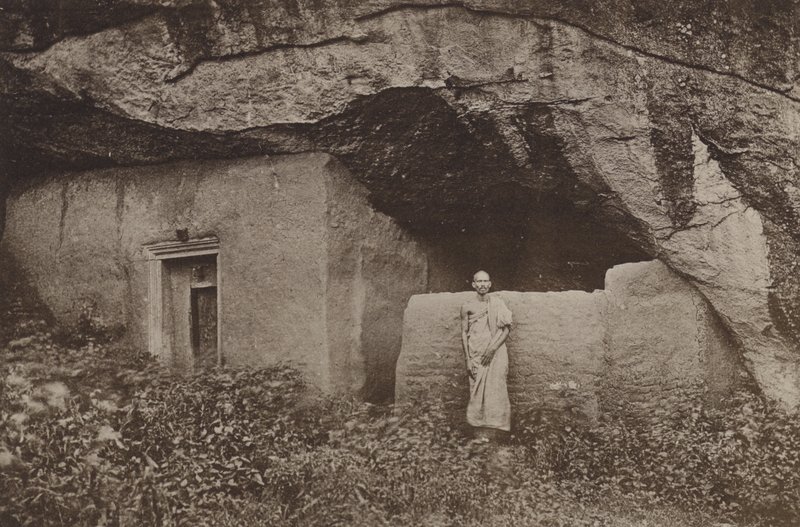 Zrujnowane miasta Cejlonu: pozostałości skalnych mieszkań w Mihintale (zdjęcie czarno-białe) autorstwa Henry W. Cave