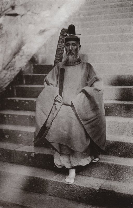 Ksiądz Shinto (zdjęcie czarno-białe) autorstwa Herbert Ponting