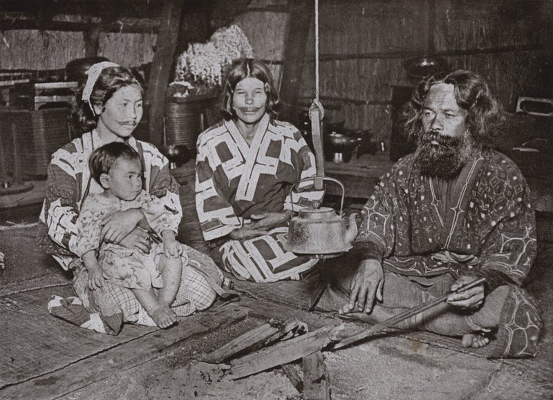 Ainu Mężczyzna i Kobieta w domu (zdjęcie czarno-białe) autorstwa Herbert Ponting
