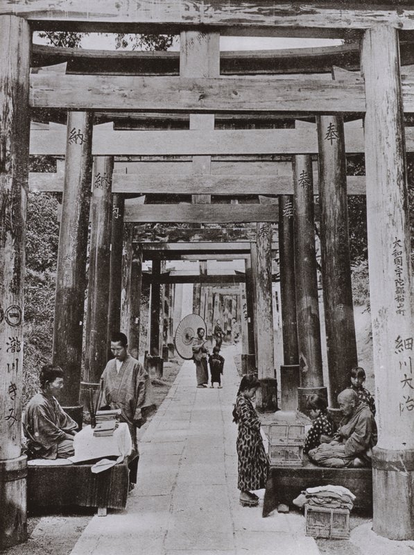 Aleja Torii w świątyni Inari (zdjęcie czarno-białe) autorstwa Herbert Ponting