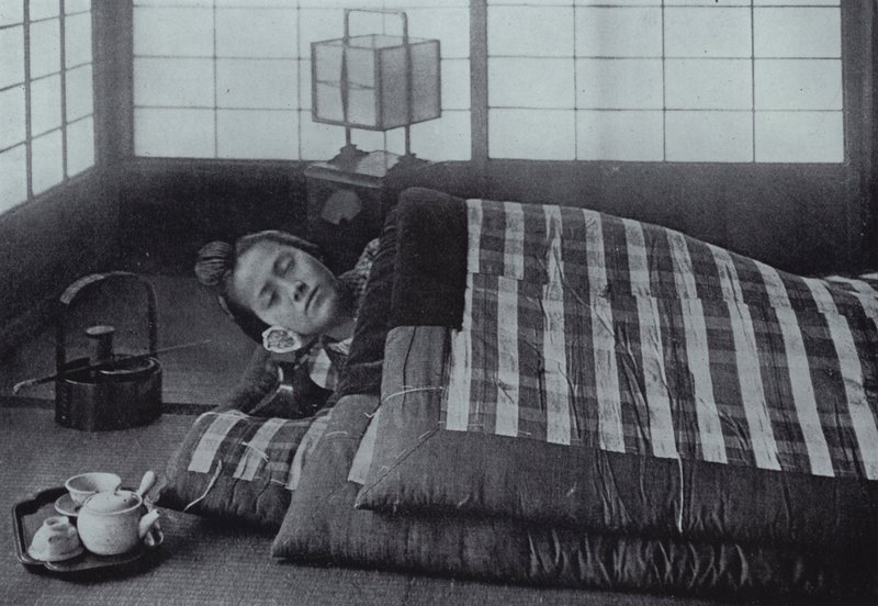 Pora snu w Japonii (zdjęcie czarno-białe) autorstwa Herbert Ponting