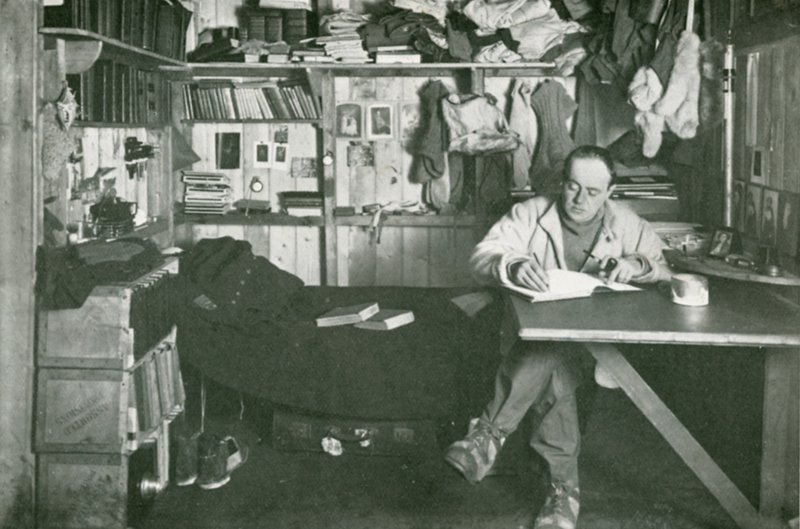 Kapitan Scott pisze swój dziennik autorstwa Herbert Ponting