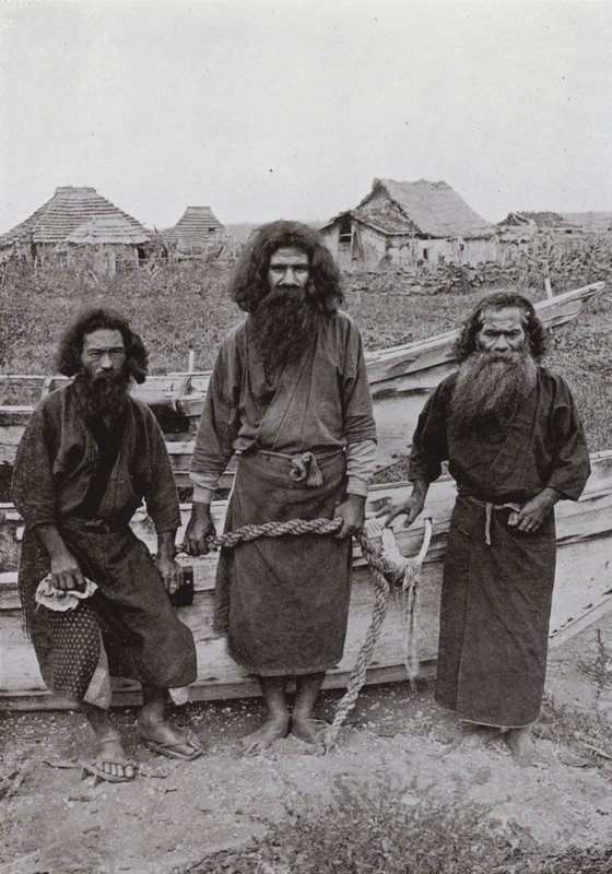 Happukonno, Łowca (w środku) i dwóch rybaków Ajnów (zdjęcie czarno-białe) autorstwa Herbert Ponting