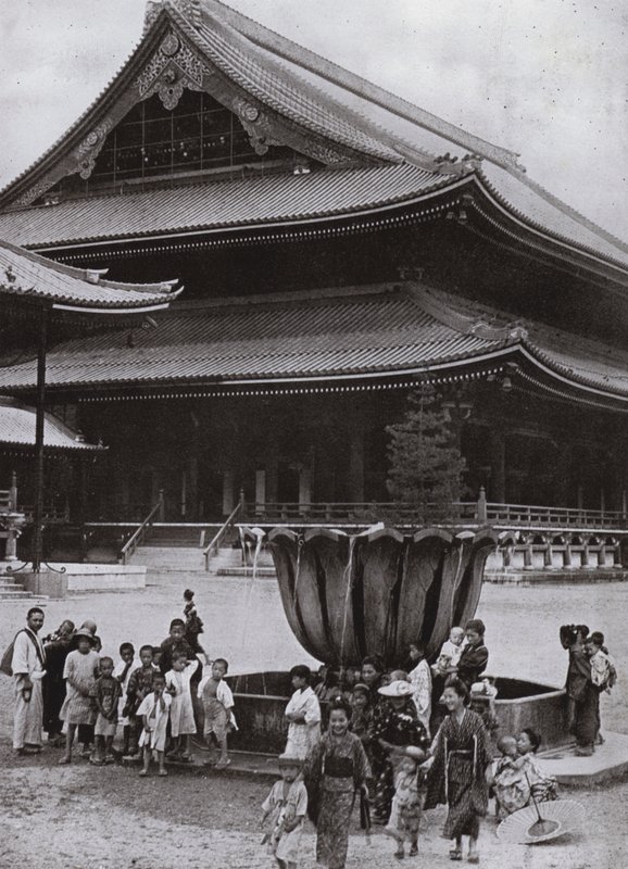 Higashi Honganji mpe, Kioto (b / w p hot) autorstwa Herbert Ponting