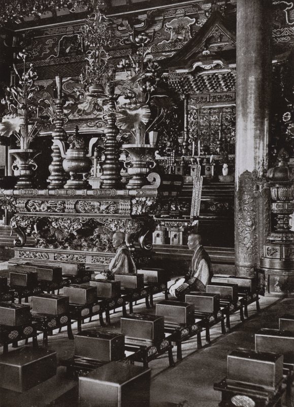 Wnętrze świątyni buddyjskiej (zdjęcie czarno-białe) autorstwa Herbert Ponting