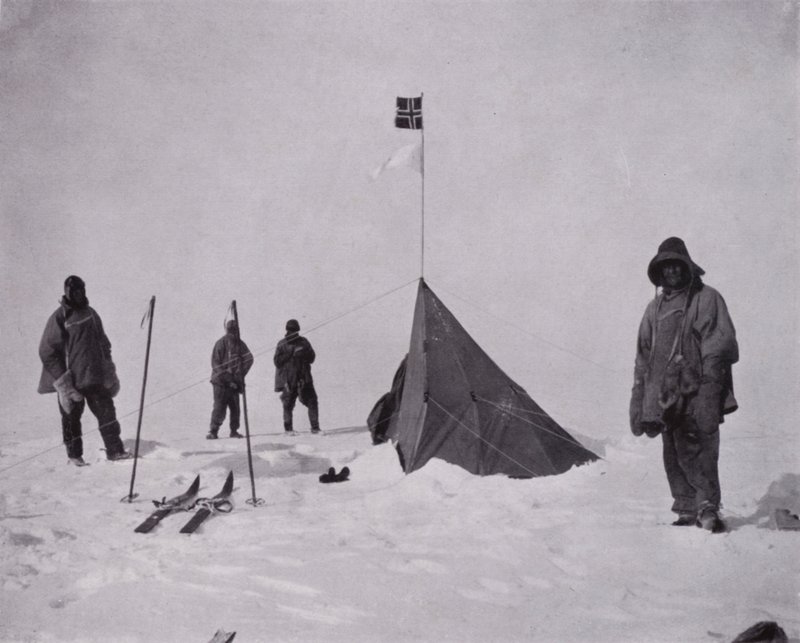 „To była czarna flaga, norweska flaga. Amundsen był pierwszy na maszcie” (zdjęcie czarno-białe) autorstwa Herbert Ponting