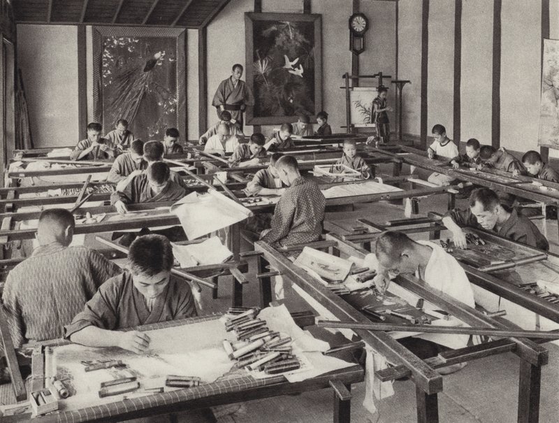 Japonia w latach 20.: Szkoła haftu w Kioto (zdjęcie czarno-białe) autorstwa Herbert Ponting