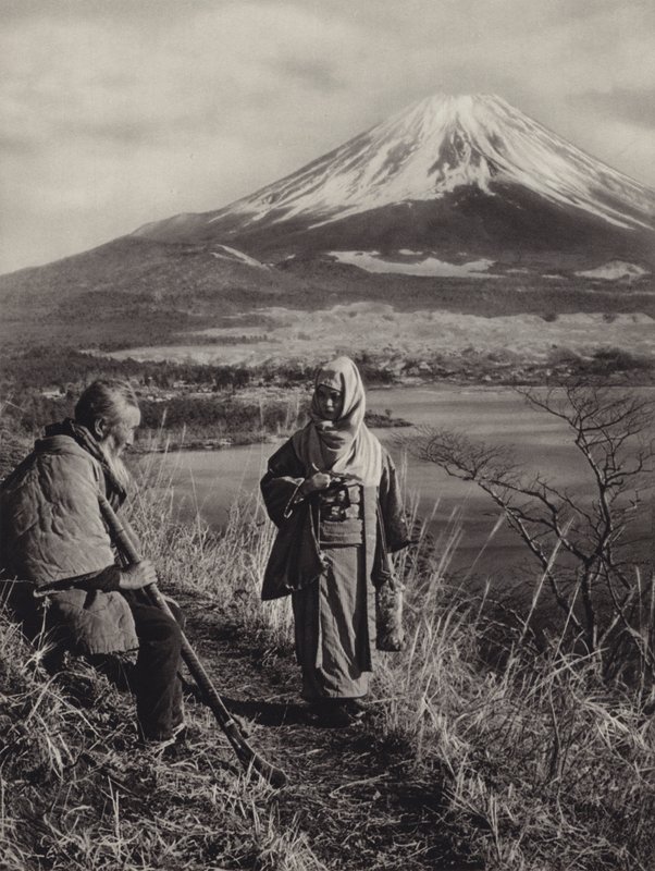 Japonia w latach 20.: Fuji, najświętsza góra Japonii (zdjęcie czarno-białe) autorstwa Herbert Ponting