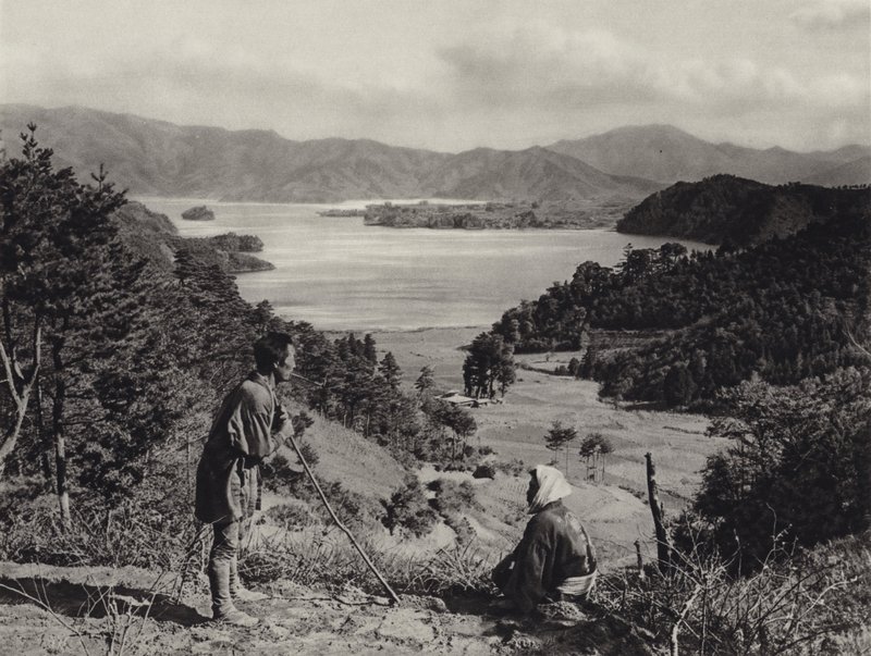 Japonia w latach 20.: Jezioro Kawaguchi (zdjęcie czarno-białe) autorstwa Herbert Ponting