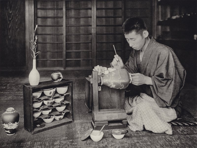 Japonia w latach 20.: malowanie porcelany (zdjęcie czarno-białe) autorstwa Herbert Ponting