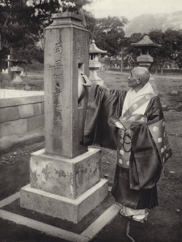 Japonia w latach 20.: młynek modlitewny i buddyjski ksiądz (zdjęcie czarno-białe) autorstwa Herbert Ponting