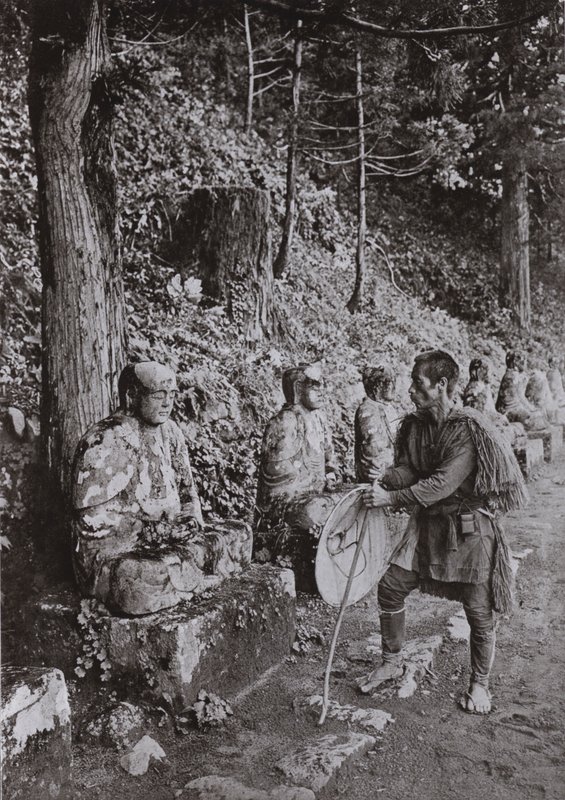 Medytacja, studium w Gamman-ga-Fuchi, Nikko (zdjęcie czarno-białe) autorstwa Herbert Ponting