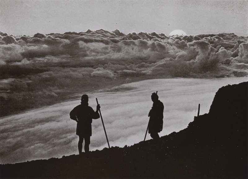 Zachód słońca ze szczytu Fuji (zdjęcie czarno-białe) autorstwa Herbert Ponting