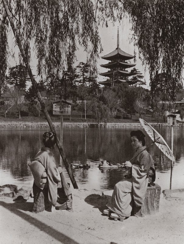 Pagoda Kobukuji (zdjęcie czarno-białe) autorstwa Herbert Ponting