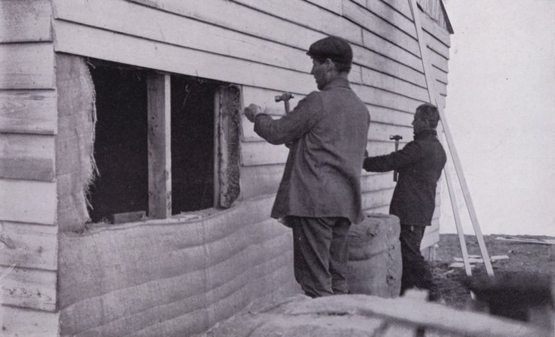 „Zbudowano chatę” (zdjęcie czarno-białe) autorstwa Herbert Ponting